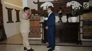Ketua Umum Partai Gerindra Prabowo Subianto (kiri) memberi hormat saat berkunjung ke kediaman Ketua MPR yang juga Ketua Umum PAN, Zulkifli Hasan, Jakarta, Senin (25/6). Pertemuan kedua tokoh itu berlangsung tertutup. (Liputan6.com/Helmi Fithriansyah)