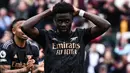 Reaksi kecewa gelandang Arsenal, Bukayo Saka setelah eksekusi penaltinya ke gawang West Ham United melebar dan gagal berbuah gol pada laga pekan ke-31 Liga Inggris 2022/2023 di London Stadium, London (17/4/2023). (AFP/Ben Stansall)