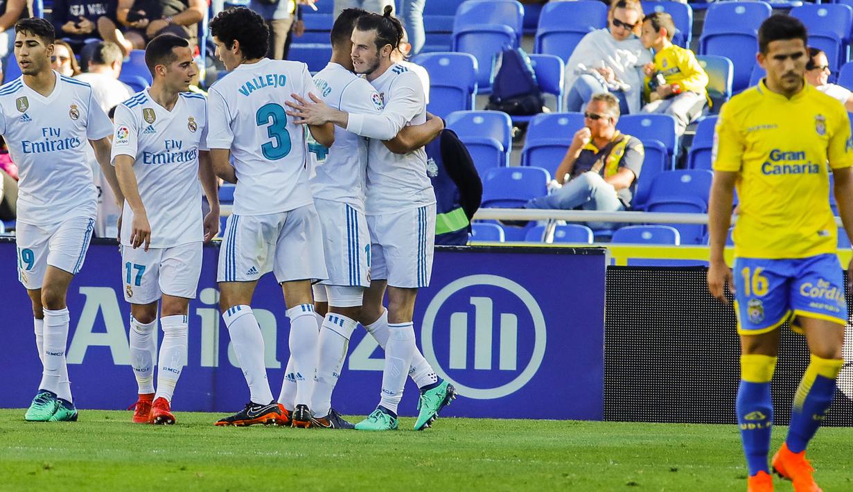 Para pemain Real Madrid merayakan gol Gareth Bale ke gawang Las Palmas pada lanjutan La Liga Santander di Gran Canaria stadium, Canary island, (31/3/2018). Madrid menang 3-0. (AP/Lucas de Leon)