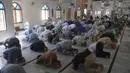 Umat muslim menerapkan jaga jarak aman atau physical distancing saat melaksanakan salat Jumat berjemaah selama Ramadan di sebuah masjid di Karachi, Pakistan, Jumat (1/5/2020). Umat muslim dunia melaksanakan Ramadan tahun ini di tengah pandemi COVID-19. (Asif HASSAN/AFP)