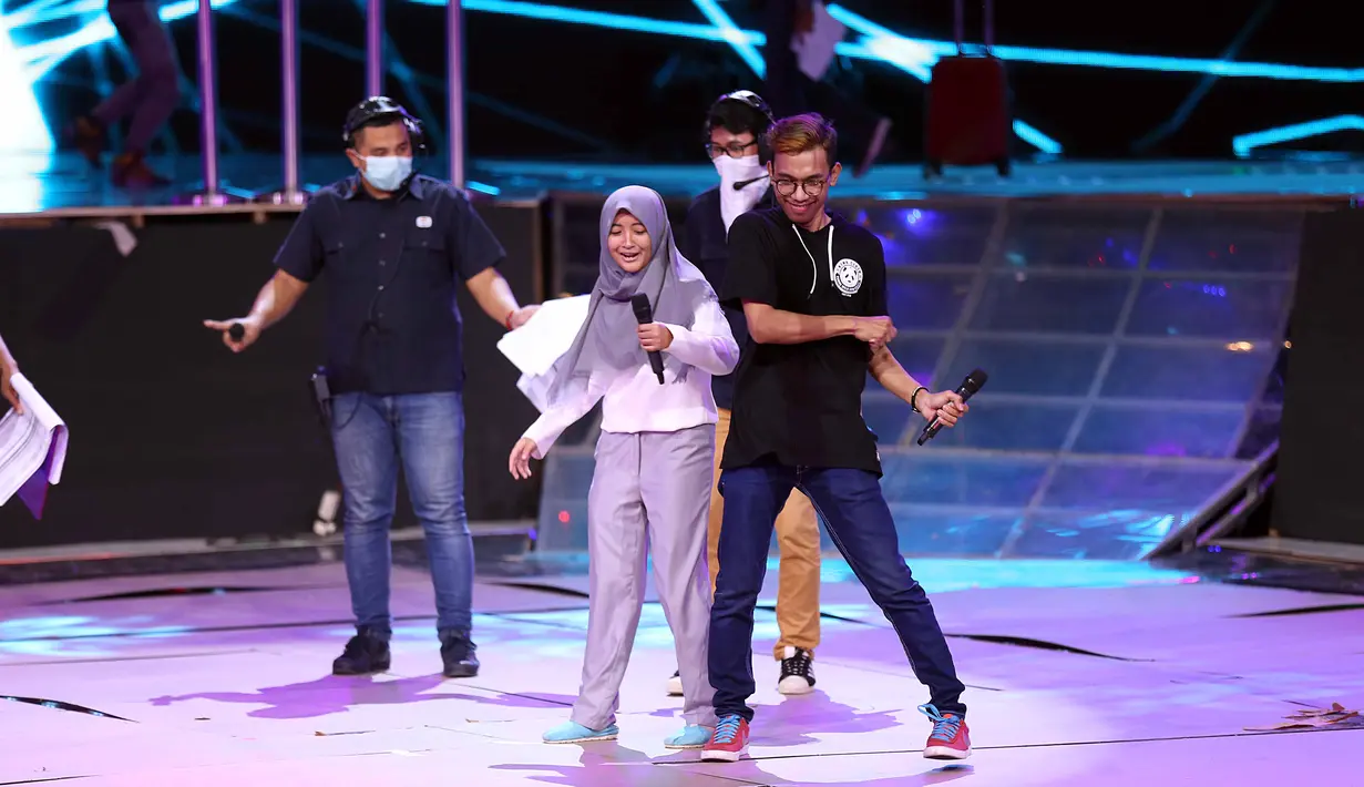 Nominator Pendatang Baru Paling Memikat di ajang Infotainment Awards 2017 itu tidak sendiri. Arafah tampil bersama dengan komika lainnya, Cemen dan juga Mo Sidik. (Nurwahyunan/Bintang.com)