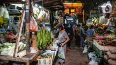 Suasana jual beli di Pasar Cempaka Putih, Jakarta, Kamis (11/6/2020). Pengelola pasar tradisional diwajibkan melaksanakan protokol kesehatan salah satunya dengan pembatasan jumlah konsumen hanya 50 persen kapasitas. (Liputan6.com/Faizal Fanani)