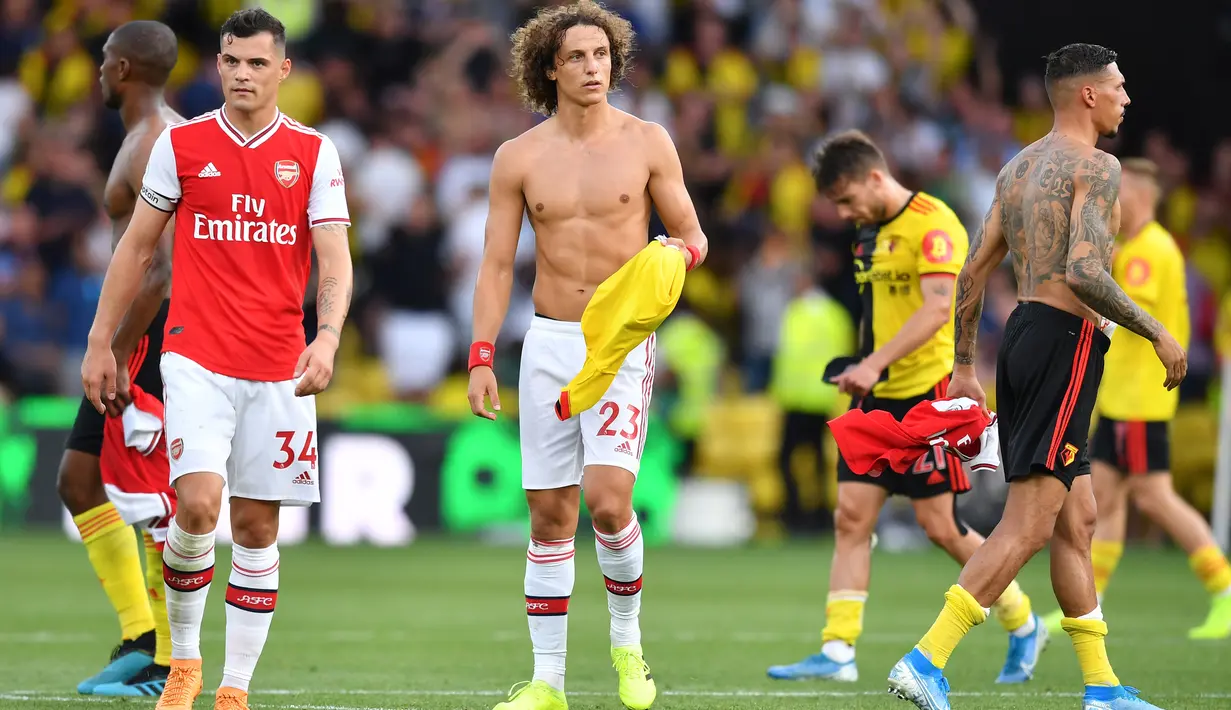 Reaksi bek Arsenal David Luiz setelah wasit meniupkan peluit tanda berhenti pada pekan kelima Liga Inggris 2019-2020 melawan Watford di Vicarage Road, Minggu (15/9/2019). Sempat unggul dua gol, Arsenal harus rela imbang 2-2 saat berjumpa tim tuan rumah Watford. (Ben STANSALL / AFP)