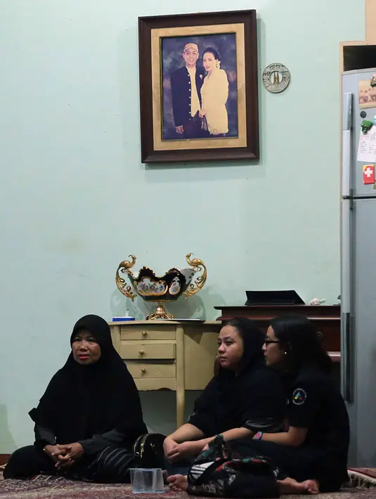 Terlihat hadir di rumah duka, komedian senior Indro Warkop, Kiwil dan yang lainnya datang melihat jenazah Eko DJ di kediamannya tadi malam. Dari dalam rumah duka pun tampak anak dan istri mendiang Eko DJ. (Deki Prayoga/Bintang.com)