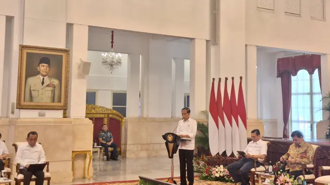 <p>Presiden Jokowi memimpin sidang kabinet di Istana Kepresidenan, Jakarta, Selasa (9/1/2024). Di depan para menterinya, Jokowi mengingatkan bahwa program bantuan sosial (bansos) harus diteruskan. (Liputan6.com/Lizsa Egeham)</p>