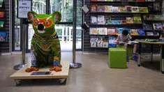 Patung koala terlihat di toko di cagar alam nasional Port Macquarie, New South Wales, Australia (7/10/2020). Sebuah acara bertajuk Hello Koalas Sculpture Trail menampilkan 77 patung koala di berbagai lokasi radius 10 km, digelar di kota pesisir tersebut untuk menarik wisatawan. (Xinhua/Bai Xuefei)