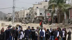 Diketahui, Israel telah memperluas penutupan militer dan blokade terhadap Kamp Pengungsi Nur Shams di Tepi Barat hingga 31 Maret 2026. Tampak dalam foto, warga Palestina berunjuk rasa setelah tentara Israel memblokir pintu masuk kamp pengungsi Palestina Nur Shams di Tepi Barat yang diduduki pada Senin 9 Februari 2026. (Jaafar ASHTIYEH/AFP)