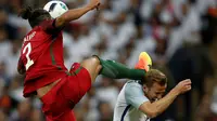 Bek Portugal, Bruno Alves, melanggar striker Inggris, Harry Kane, dalam laga persahabatan di Stadion Wembley, London, Kamis (2/6/2016). (AFP/Adrian Dennis)