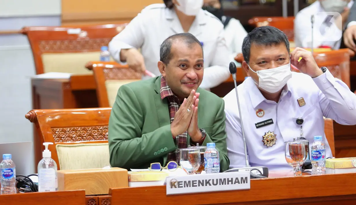 Wakil Menteri Hukum dan HAM Edward Omar Sharif Hiariej saat raker bersama Komisi III DPR, Jakarta, Rabu (6/7/2022). Komisi III dan Pemerintah bersepakat menyelesaikan RUU tentang KUHP khususnya terkait 14 isu krusial RUU KUHP sebelum diserahkan ke pembicaraan tingkat selanjutnya sesuai ketentuan perundang-undangan. (Liputan6.com/Angga Yuniar)