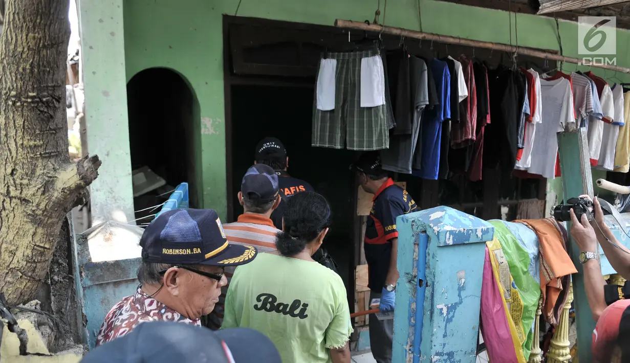 Petugas kepolisian saat menggeledah kediaman orang tua terduga teroris di Jalan Belibis V, Semper Barat, Cilincing, Jakarta, Senin (23/9/2019). Selain rumah tersangka, polisi juga menggeledah kediaman orang tua terduga teroris yang tidak jauh dari TKP. (merdeka.com/Iqbal S. Nugroho)