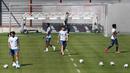 Para pemain Bayern Muenchen saat menggelar sesi latihan Senin (6/4/2020). Pemuncak klasemen sementara liga Jerman ini berlatih bersama untuk pertamakalinya sejak Bundesliga dihentikan pada 13 Maret karena virus corona. (AFP/Christof Stache)