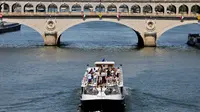 Kapal melewati&nbsp;sepanjang Sungai Seine di Paris pada 4 Juli 2024. (Dok: JOEL SAGET / AF)