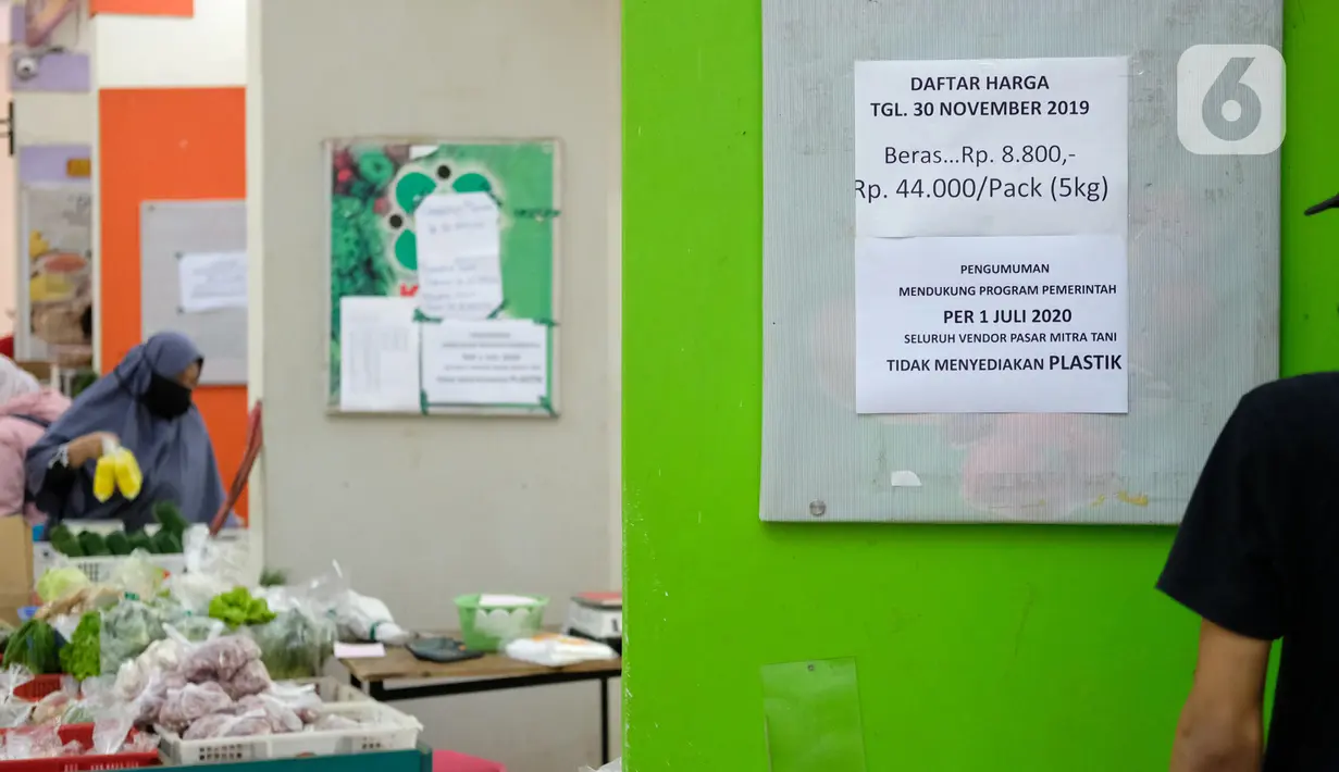 Selebaran pengumuman penggunaan kantong plastik tertempel di Pasar Mitra Tani, Jakarta, Selasa (30/6/2020). Pasar Mitra Tani akan melarang penggunaan kantong plastik sekali pakai untuk seluruh vendor dan konsumen pasar mulai Rabu, 1 Juli 2020. (Liputan6.com/Angga Yuniar)
