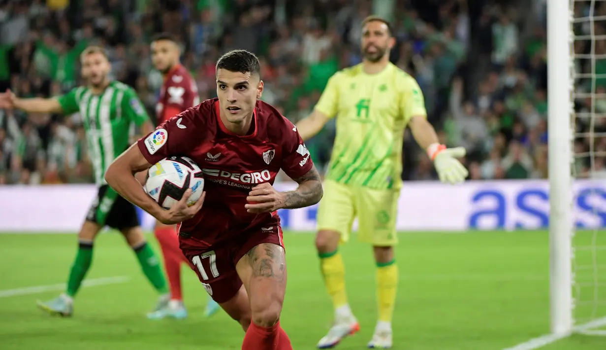 Selebrasi striker Sevilla, Erik Lamela setelah mencetak gol ke gawang Real Betis dalam laga Liga Spanyol 2022/2023 Benito Villamarin Stadium, Sevilla (6/11/2022). Pemain asal Argentina berusia 30 tahun ini tercatat pernah membela Tottenham Hotspur selama 8 musim mulai 2013/2014 hingga 2020/2021. Pada awal musim 2021/2022 ia langsung hijrah ke La Liga Spanyol untuk bergabung dengan Sevilla hingga kini. (AFP/Cristina Quicler)