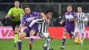 Pemain Juventus Juan Cuadrado (kanan) berebut bola dengan pemain Fiorentina Giacomo Bonaventura pada pertandingan sepak bola leg pertama semifinal Coppa Italia di Stadion Artemio-Franchi, Florence, Italia, 2 Maret 2022. Juventus menang 1-0. (Alberto PIZZOLI/AFP)
