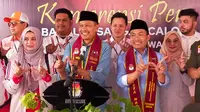 Bakal pasangan calon Wali Kota dan Wakil Wali Kota Malang, Wahyu Hidayat dan Ali Muthohirin (tengah) usai mendaftar di KPU, Rabu, 28 Agustus 2024 (Liputan6.com/Zainul Arifin)&nbsp;