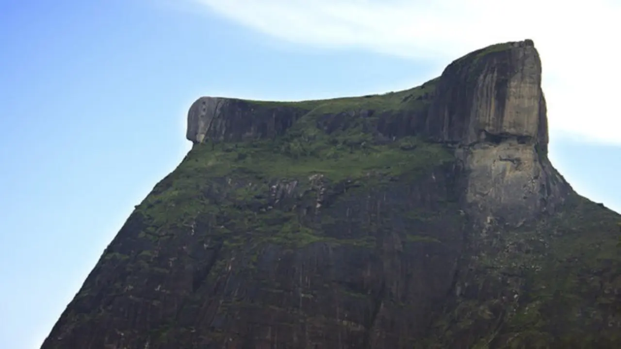Tantang Adrenalin dengan Berfoto di Gunung Pedra da Gavea, Brasil