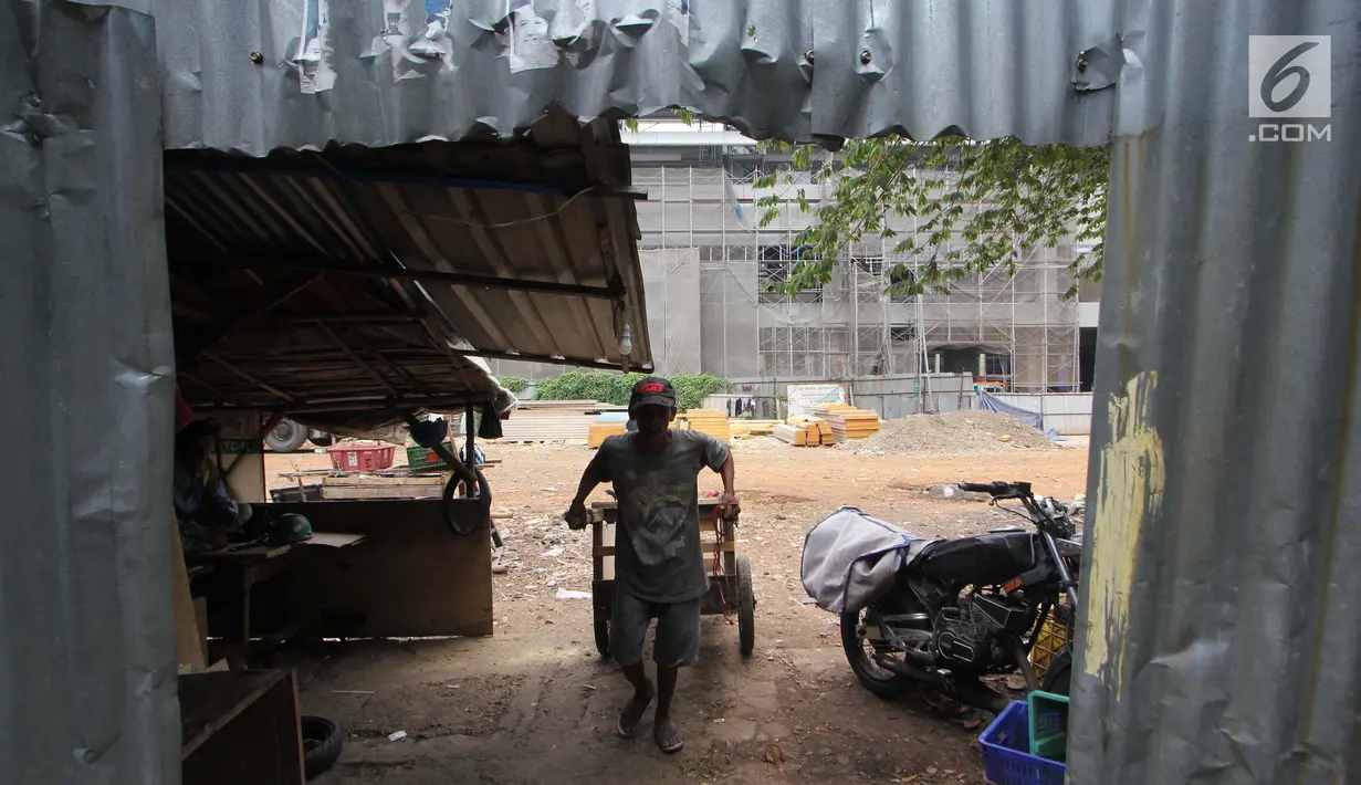 Warga beraktivitas di lokasi pembangunan Pasar Blok A Fatmawati, Jakarta, Rabu (3/10). Hampir tiga tahun pembangunan kembali Pasar Blok A Fatmawati mangkrak karena dalam pelaksanaannya menemui sejumlah hambatan. (Liputan6.com/Herman Zakharia)
