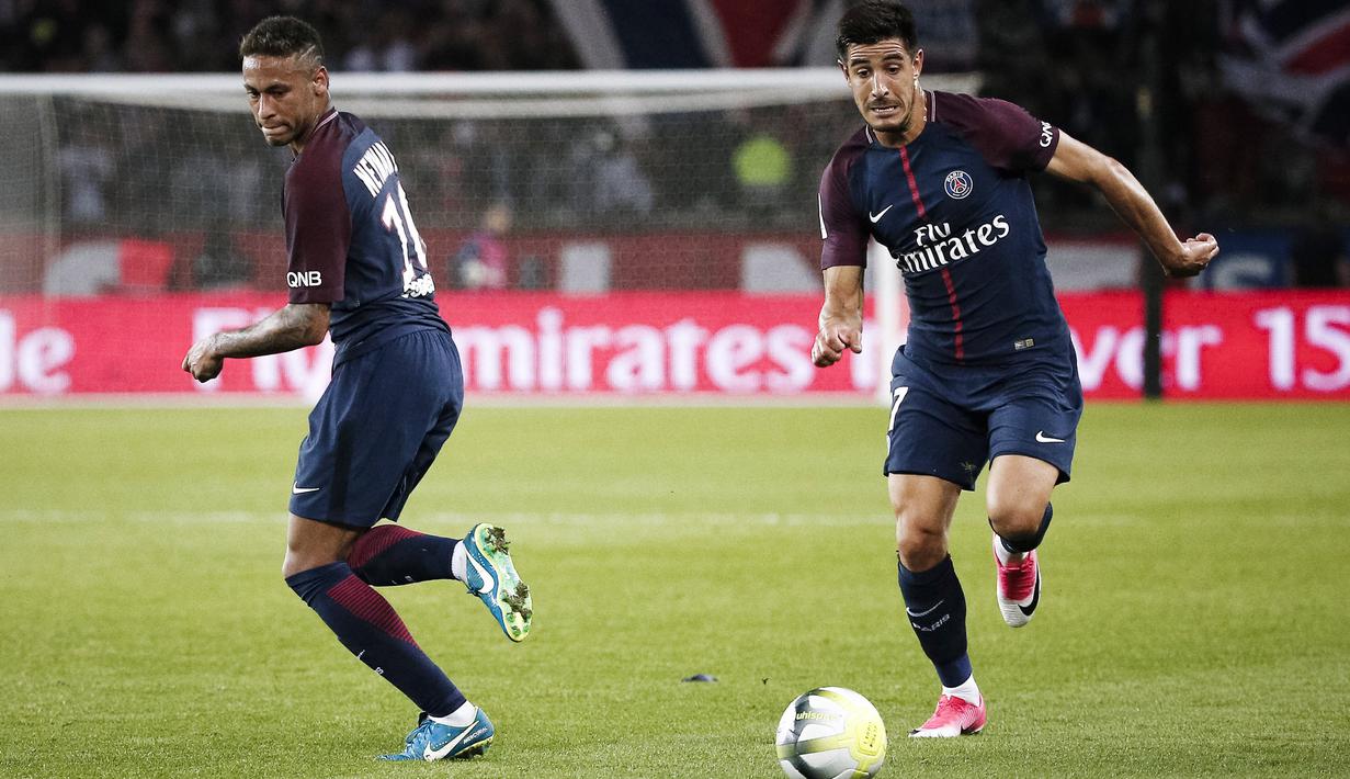 Aksi Neymar (kiri) memberikan umpan kepada Yuri Berchiche saat melawan Saint Etienne pada lanjutan Ligue 1 Prancis di Parc des Princes stadium, Paris, (25/8/2017). PSG menang 3-0. (AP/Kamil Zihnioglu)