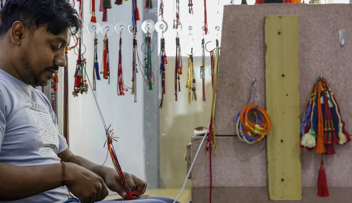 Membuat tasbih biasanya didasari dengan bahan kayu maupun biji pohon genitri. (AFP/YASSER AL-ZAYYAT)
