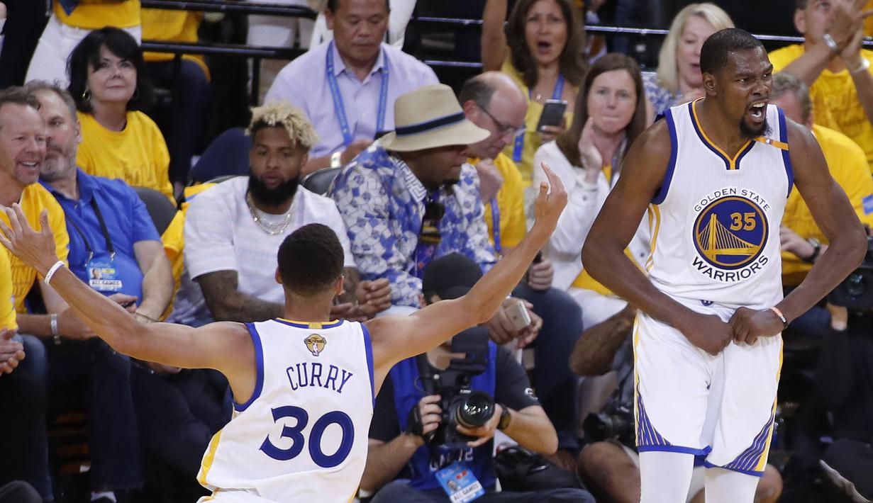 Pemain Golden State Warriors, Kevin Durant, melakukan selebrasi saat pertandingan melawan Cleveland Cavaliers dalam Final NBA gim kedua di Oracle Arena, Oakland, California, AS, (04/06/2017). (EPA/Monica Davey)