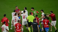 Para pemain Republik Ceska cekcok dengan pemain Turki pada pertandingan Euro 2024 di Volksparkstadion, Hamburg, Kamis (27/6/2024) dini hari WIB.  (Christophe Simon/AFP)