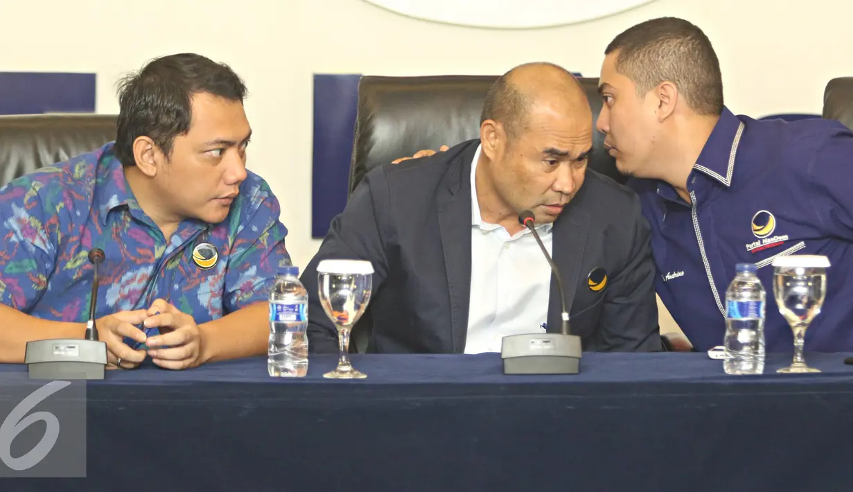 Korwil DKI Jakarta Partai NasDem Victor Laiskodat (tengah) bersama Ketua DPP Partai NasDem Taufik Basari dan Sekretaris DPW Partai NasDem DKI Jakarta Wibi Adriano menyampaikan keterangan pers di Jakarta, Jumat (12/2). (Liputan6.com/Immanuel Antonius)