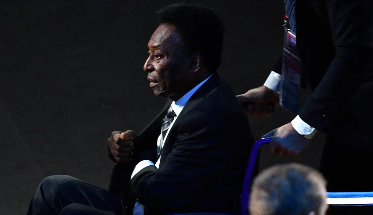 Legenda sepak bola Brasil, Pele, saat menghadiri Drawing Piala Dunia 2018 di Kremlin Palace, Jumat (1/12/2017). Acara tersebut dihadiri legenda sepak bola dunia. (AFP/Mladen Antonov)