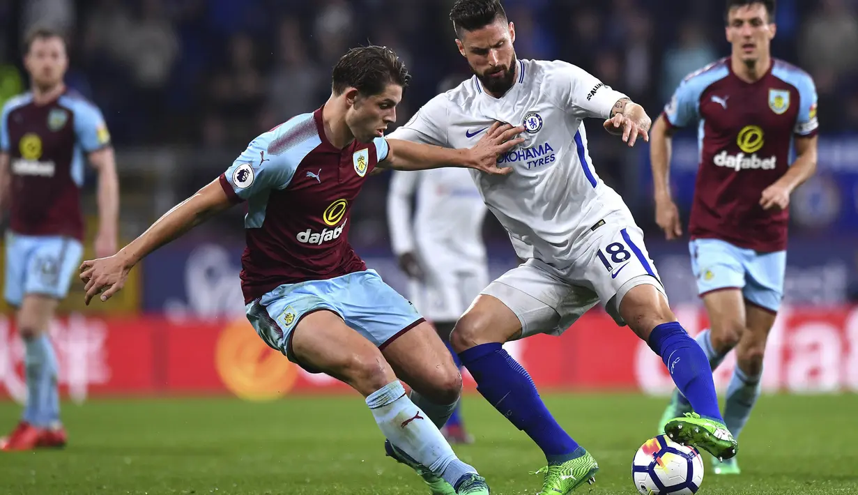 Striker Chelsea, Olivier Giroud, berebut bola dengan bek Burnley, James Tarkowski, pada laga Premier League di Stadion Turf Moor, Jumat (20/4/2018). Burnley takluk 1-2 dari Chelsea. (AP/Anthony Devlin)