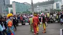 Aksi badut yang tergabung dalam Aku Badut Indonesia menghibur masyarakat saat car free day di Bunderan HI, Jakarta, Minggu (9/12). Aksi tersebut bentuk kampanye positif bertujuan mengajak masyarakat peduli terhadap sesama. (Liputan6.com/Faizal Fanani)