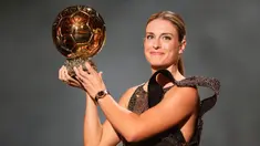 Pemain FC Barcelona, Alexia Putellas menerima penghargaan Woman Ballon d'Or keduanya saat upacara penghargaan Ballon d'Or France Football 2022 di Theater du Chatelet di Paris, Senin (17/10/2022). Alexia Putellas meraih penghargaan Ballon d'Or Wanita 2022 untuk Pesepak Bola Wanita Terbaik. (AP Photo/Francois Mori)