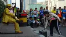  Salah satu pengunjung tampak memasukkan uang dalam kotak yang disiapkan manusia patung (Liputan6.com/Miftahul Hayat) 