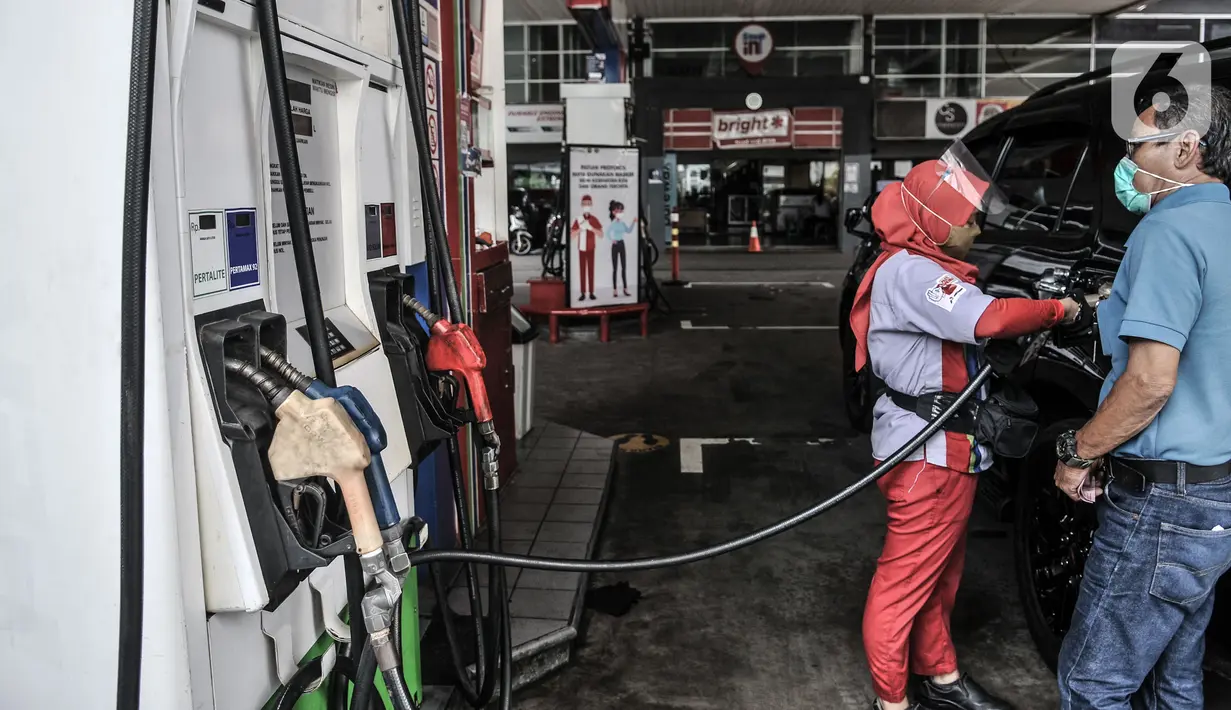 Petugas mengisi bahan bakar jenis Biosolar pada kendaraan di SPBU Pertamina di Jakarta, Rabu (17/2/2021). Pemerintah terus berupaya menekan impor bahan bakar minyak, di antaranya melalui program mandatori biodiesel yang ditingkatkan menjadi B30 sejak awal tahun lalu. (merdeka.com/Iqbal S. Nugroho)