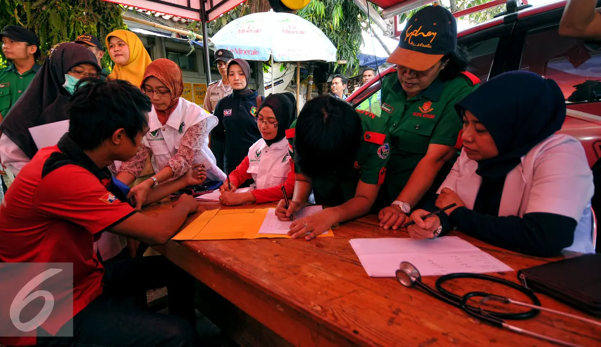 Tim medis melakukan pengecekan kesehatan tekanan darah dan tes urin  sopir di terminal Depok, Senin (13/7/2015). Puluhan bus termasuk sopir yang berada di terminal Depok melakukan pengecekan tes kesehatan dan urine. (Liputan6.com/Yoppy Renato)