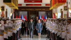 Menteri Pertahanan Republik Indonesia, Sjafrie Sjamsoeddin bersama Menteri Pertahanan Republik Ceko, H.E Jana Cernochov berjalan di tengah pasukan kehormatan dalam di Kementerian Pertahanan, Jakarta, Selasa 18 Februari 2025. (BAY ISMOYO/AFP)
