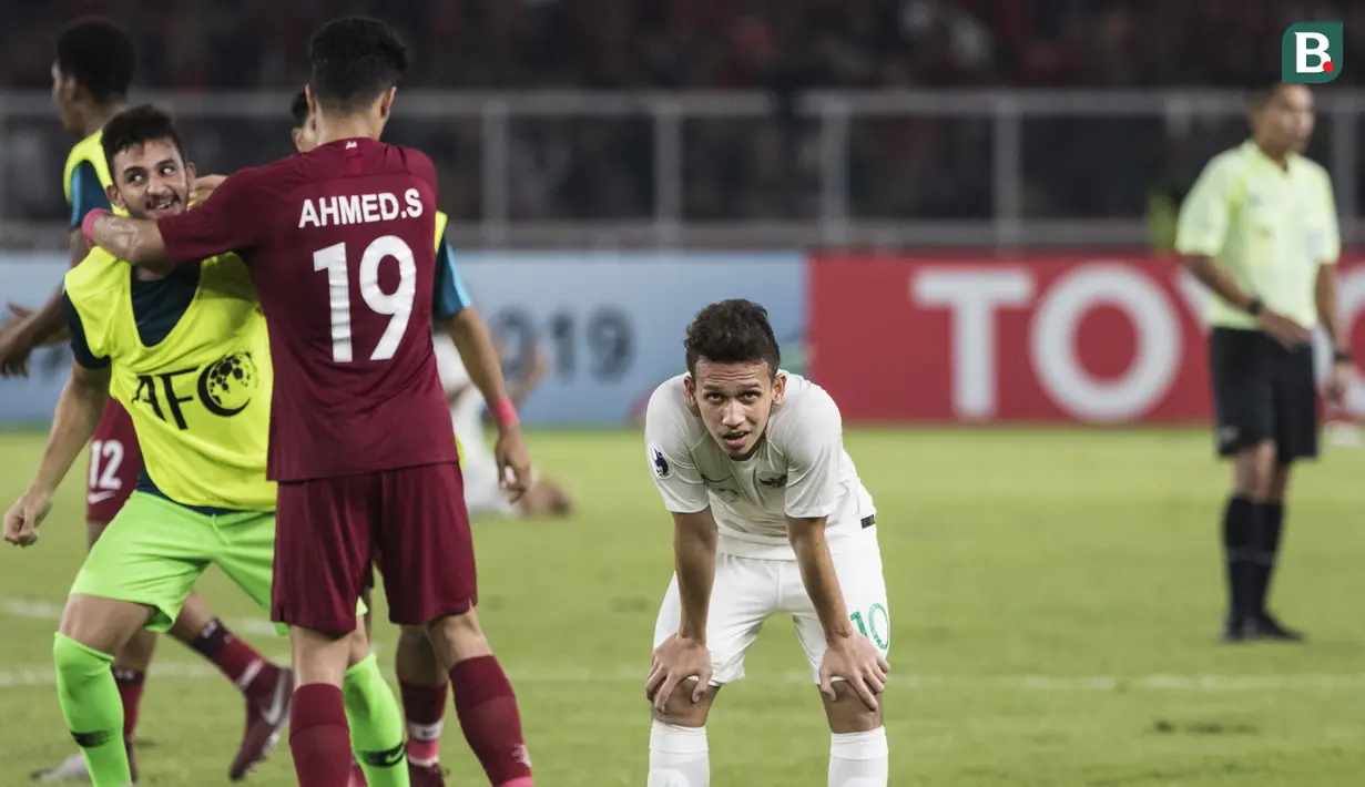 Gelandang Timnas Indonesia, Egy Maulana, tertunduk lesuh usai dikalahkan Qatar pada laga AFC U-19 Championship di SUGBK, Jakarta, Minggu (21/10). Indonesia kalah 5-6 dari Qatar. (Bola.com/Vitalis Yogi Trisna)