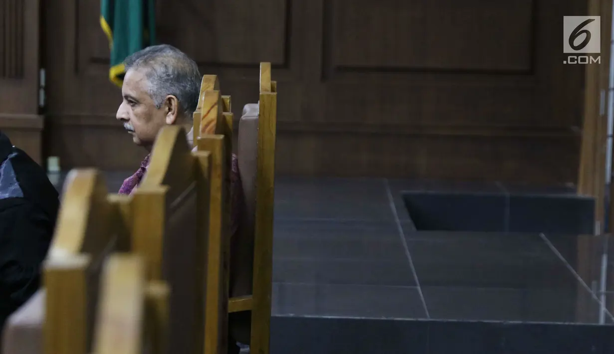 Terdakwa dugaan suap proyek PLTU Riau-1 yang juga mantan Dirut PLN, Sofyan Basir saat menjalani sidang lanjutan di Pengadilan Tipikor, Jakarta, Senin (12/8/2019). Sidang mendengar keterangan terpidana korupsi e-KTP, Setya Novanto. (Liputan6.com/Helmi Fithriansyah)