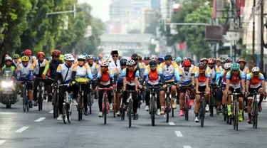 Sejumlah peserta mengikuti Fun Bike dalam rangka menyambut HUT ke-69 Bank Tabungan Negara (BTN) di Jakarta, Sabtu (9/2). HUT ke-69 BTN jatuh pada tanggal 9 Februari 2019. (Liputan6.com/Johan Tallo)