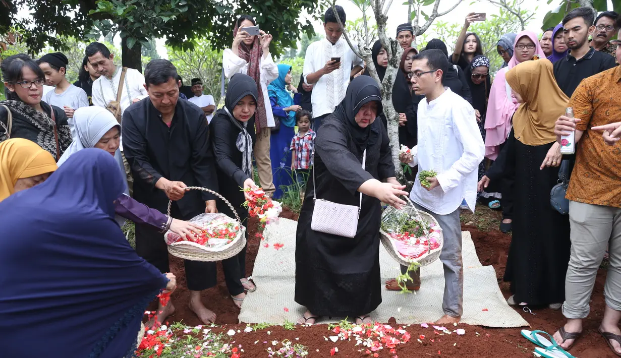 Kabar duka datang dari mantan penyanyi cilik, Tasya Kamila. Ayahanda tercintanya, H.Gatot Permadi Joewono menghembuskan nafas terakhir pada Jumat, 25 Maret 2017. (Nurwahyunan/Bintang.com)