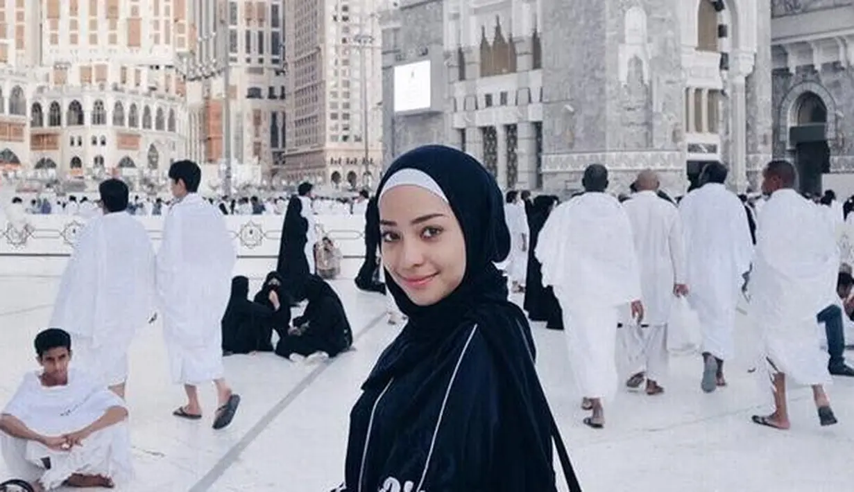Meski kerap tampil dengan pakaian sexy, Nikita Willy terlihat meneduhkan saat mengenakan hijab. Berbagai model hijab sukses membuat penampilannya jadi makin religius. Inilah momen saat ibu dari baby Izz ini menunaikan ibadah umroh. (Liputan6.com/IG/@nikitawillyofficial94).
