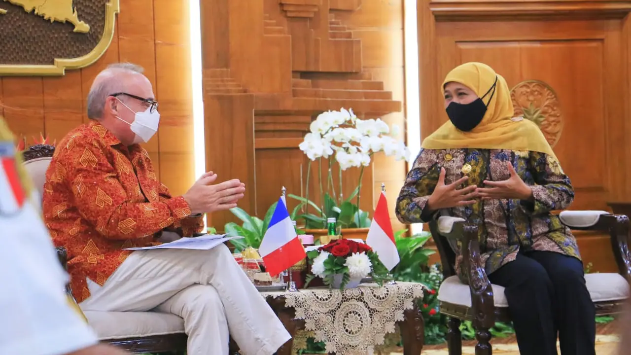 Khofifah Indar Parawansa menerima kunjungan kerja Duta Besar Prancis untuk Indonesia YM Olivier Chambard (Dian Kurniawan/Liputan6.com)