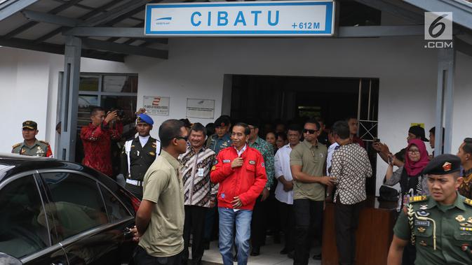 Presiden Joko Widodo turun dari kereta setibanya di Stasiun Cibatu, Garut, Jawa Barat, Jumat (18/1). Jokowi beserta Ibu Negara Iriana Joko Widodo bertolak menuju Garut untuk meninjau reaktivasi jalur kereta api Cibatu-Garut. (Liputan6.com/Angga Yuniar)