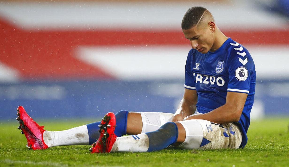 Pemain Everton, Richarlison, tampak lesu usai ditahan imbang Leicester City pada laga Liga Inggris di Stadion Goodison Park, Rabu (27/1/2021). Kedua tim bermain imbang 1-1. (Jason Cairnduff/Pool via AP)