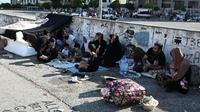 Puluhan warga berikut anak-anak dan perempuan panik melarikan diri dari serangan besar-besaran Israel. (JOSEPH EID/AFP)