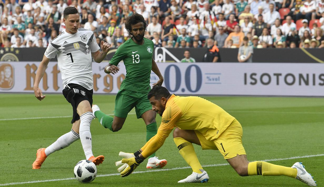 Gelandang Jerman, Julian Draxler, berebut bola dengan kiper Arab Saudi, Abdullah Al-Mayouf, pada laga uji coba di Stadion BayArena, Jumat (8/6/2018). Jerman menang 2-1 atas Arab Saudi. (AP/Martin Meissner)