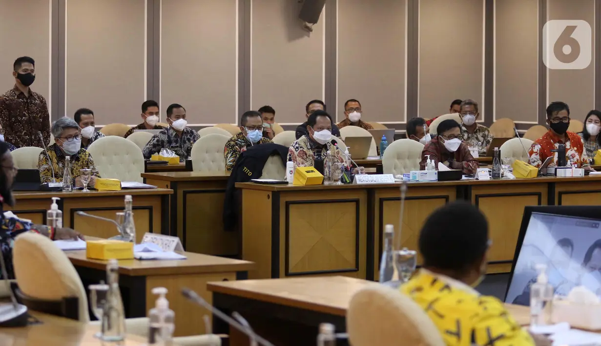 Mendagri Tito Karnavian saat rapat kerja bersama Pansus RUU Perubahan Kedua atas UU Nomor 21 Tahun 2001 tentang Otonomi Khusus bagi Provinsi Papua, Kompleks Parlemen, Jakarta, Kamis (8/4/2021). Rapat mendengar penjelasan pemerintah, pengesahan jadwal Pansus dan mekanisme. (Liputan6.com/Angga Yuniar)