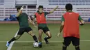 Pemain Timnas Indonesia U-22, Osvaldo Haay, berebut bola dengan Muhammad Rafli saat latihan di Stadion Rizal Memorial, Manila, Jumat (22/11). Latihan ini persiapan jelang laga SEA Games 2019. (Bola.com/M Iqbal Ichsan)