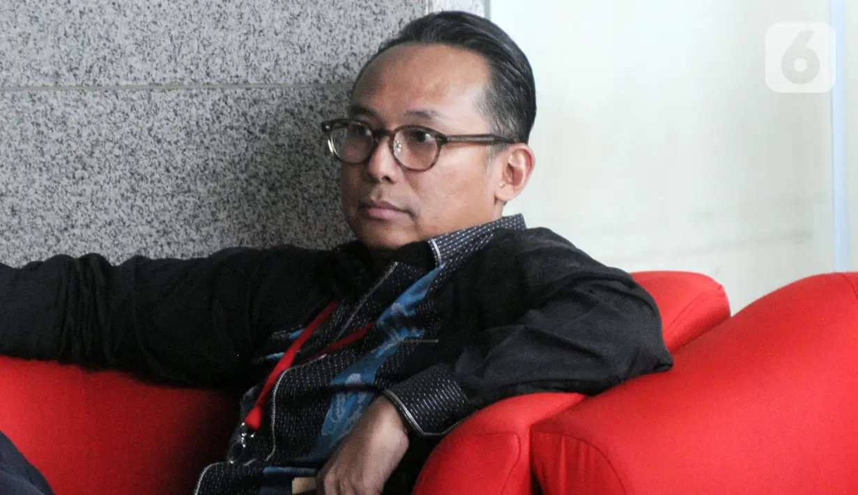 Anggota DPR dari Fraksi PDIP Junico Siahaan alias Nico Siahaan menunggu pemeriksaan penyidik KPK di Jakarta, Selasa (29/10/2019). Nico Siahaan diperiksa dalam penyidikan kasus Tindak Pidana Pencucian Uang (TPPU) dengan tersangka mantan Bupati Cirebon, Sunjaya Purwadisastra. (merdeka.com/Dwi Narwoko)