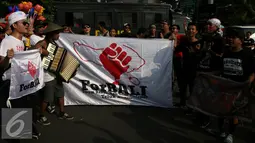 Forum Rakyat Bali Tolak Reklamasi Teluk Benoa (ForBALI) menggelar aksi di Bundaran Hotel Indonesia, Jakarta, Minggu (4/9). Mereka menyuarakan penolakannya atas reklamasi Teluk Benoa di Bali. (Liputan6.com/Johan Tallo)