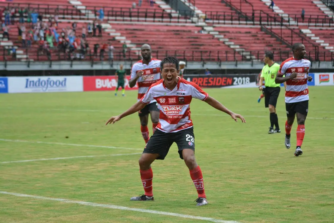 Penyerang Madura United Bayu Gatra rayakan gol ke gawang PS TNI. (/Dimas Angga P)